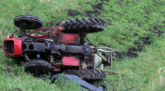 ТРАГЕДИЈА: Почина маж, со трактор управуван од малолетничка паднале во канал