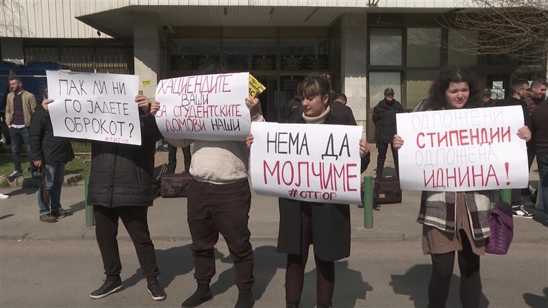 (ВИДЕО) Средношколците и студентите протестираа пред МОН, бараат кратење на материјалот за матура