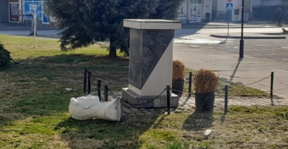 (ФОТО) Вандализам врз споменикот на поетот Никола Јонков Вапцаров во Делчево