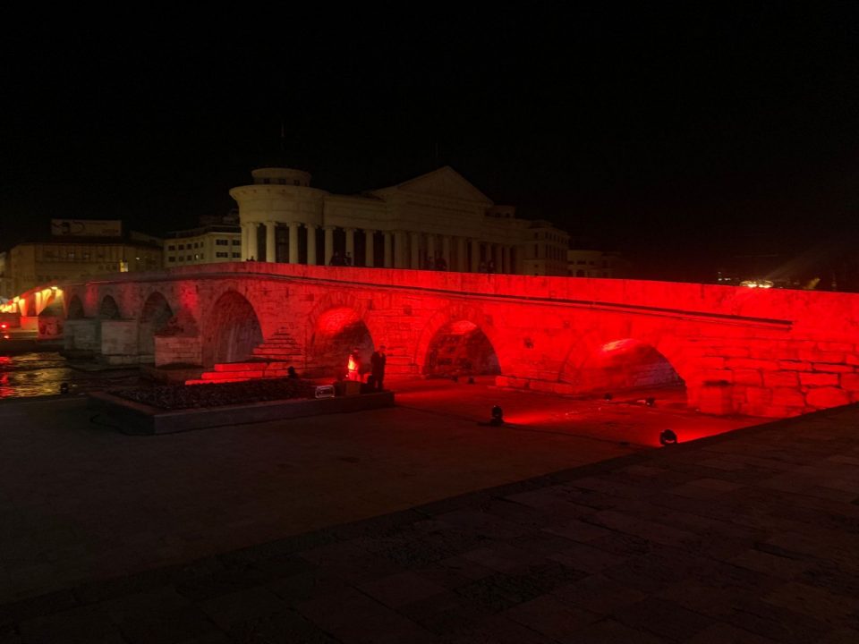 Осветлување на Камениот мост во црвено светло по повод Светскиот ден за борба против туберкулозата