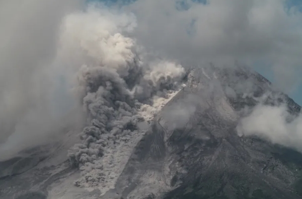 (ВИДEO) Вулканот Мерапи исфрла пепел и гас