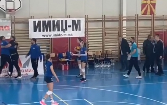 (ВИДЕО) Нов скандал во македонскиот спорт: Нападнати одбојкарките на Јанта Волеј и нивниот стратег