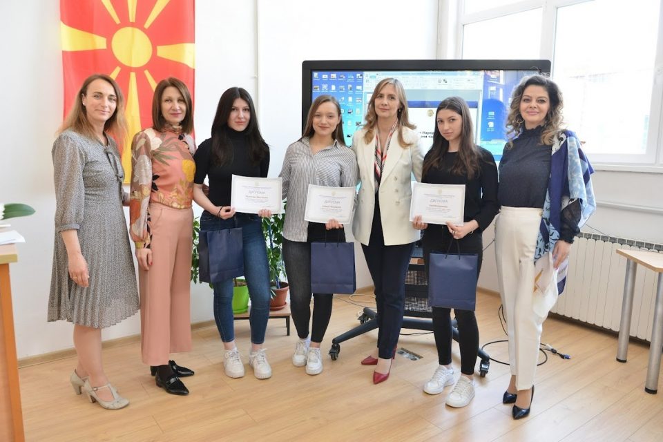 Гувернерката им ги додели наградите на учениците од СЕПУГС „Васил Антевски-Дрен“ на Квизот организиран од Народната банка