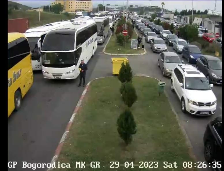 (ВИДЕО) Трет викенд иста слика: Со часови има километарски колони за влез во Грција, за излез од Македонија се чека повеќе од час