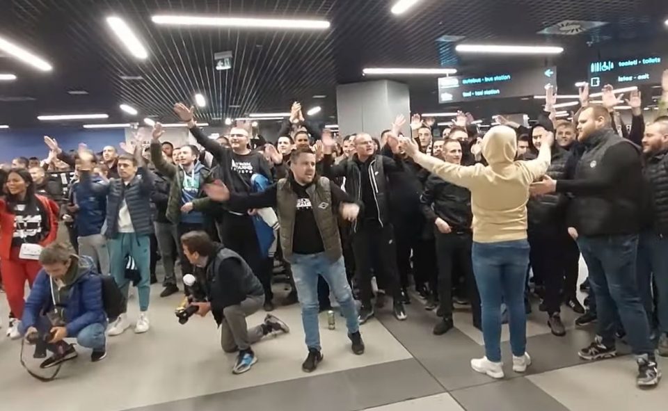 (ВИДЕО) Лудница на аеродромот во Белград: Како фановите на Партизан ги пречекаа играчите?