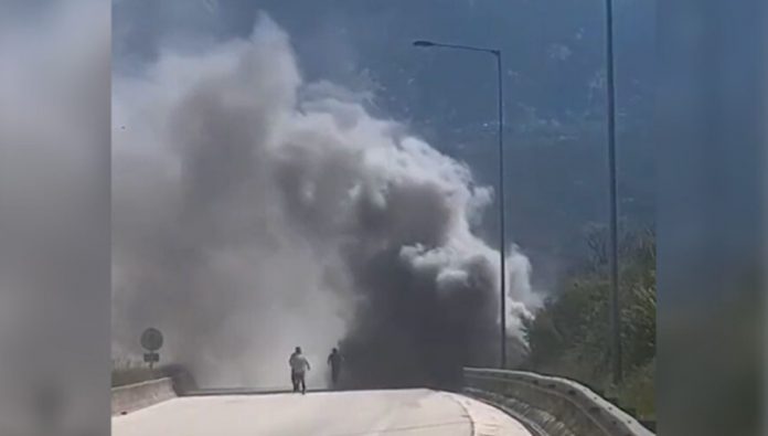 (ВИДЕО) Се запали автобус со средношколци од Ниш, биле на екскурзија во Грција