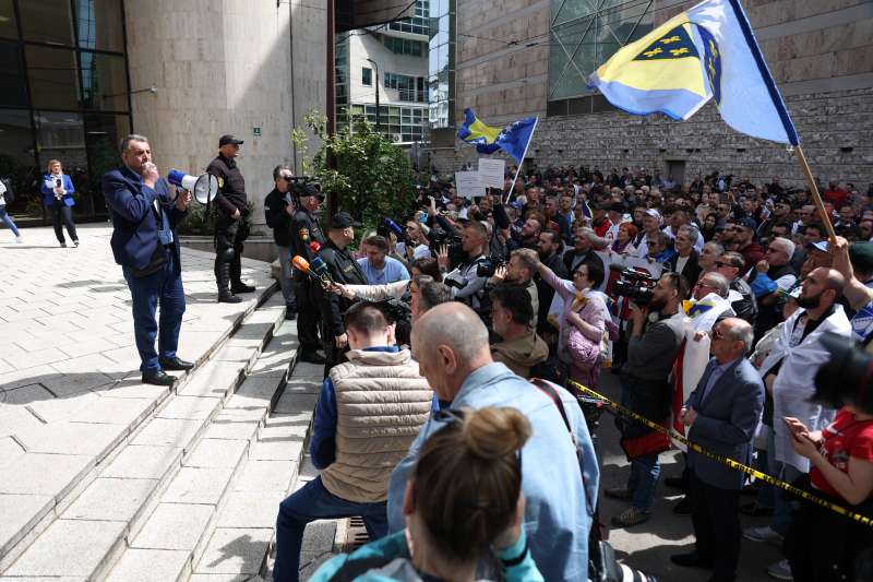 Протести пред Парламентот на ФБиХ: Почна седницата за именување на Влада