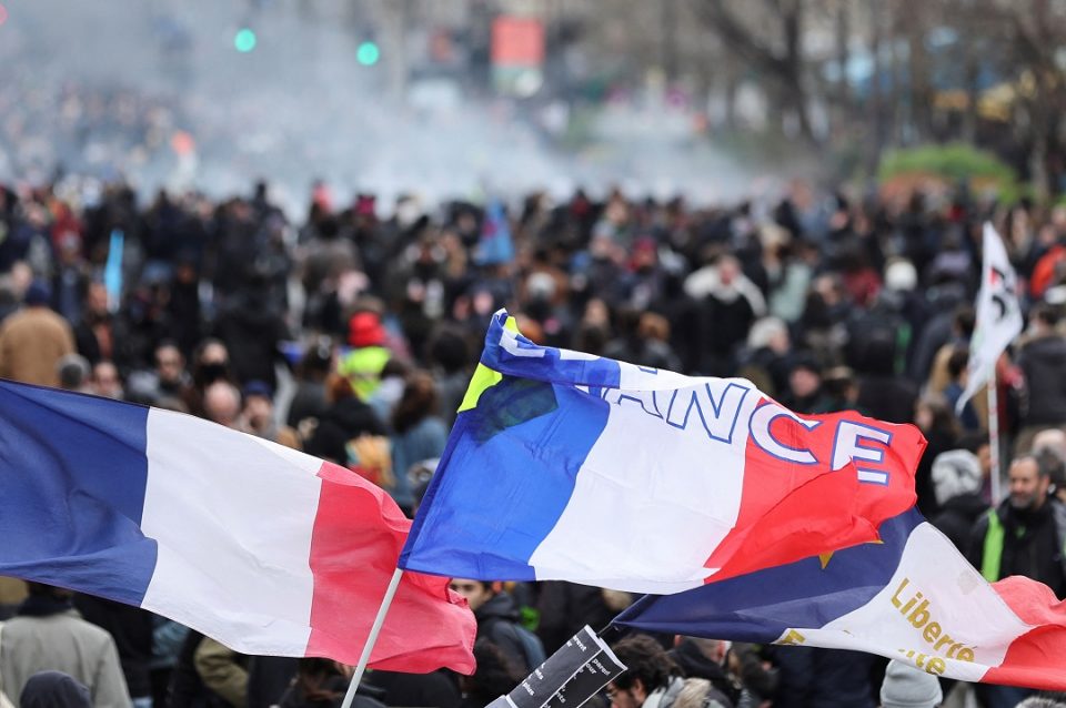 (ВИДЕО) Демонстранти упаднаа во седиштето на Луј Витон во Париз, се чека клучна одлука за пензиите