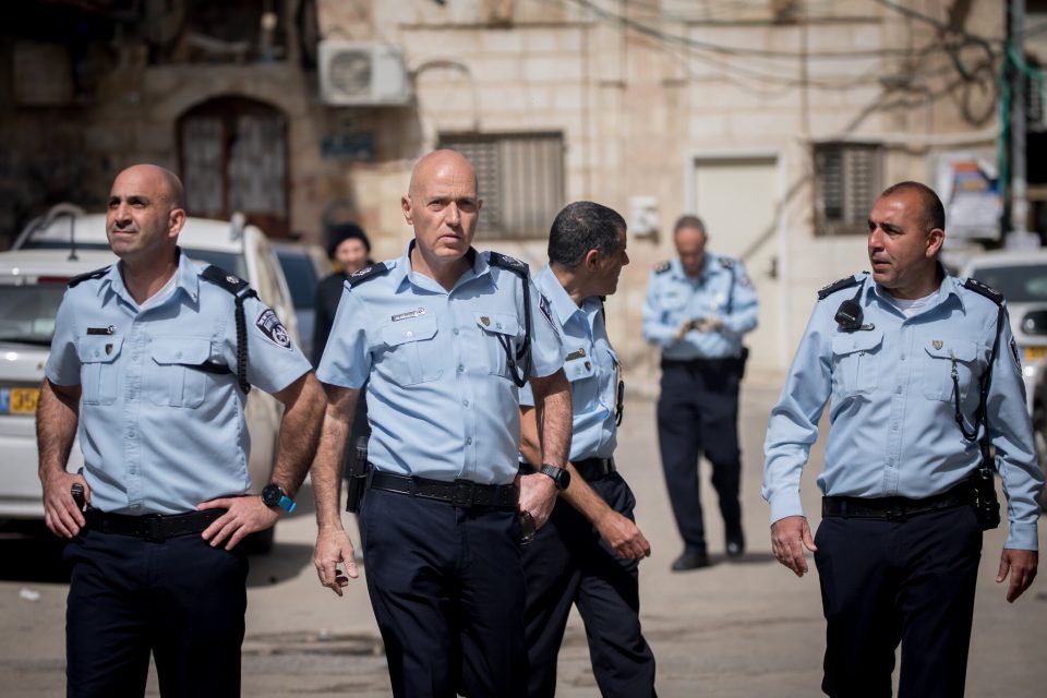 Шефот на полицијата ги повика Израелците да носат оружје доколку имаат дозвола