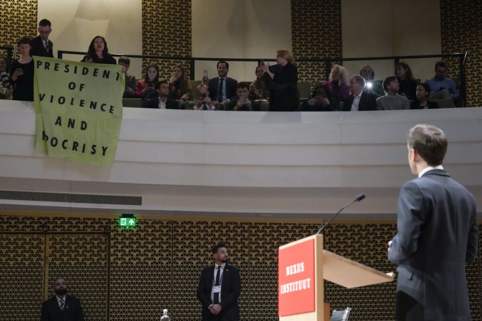 Демонстрантите го прекинаа говорот на Макрон при државна посета во Холандија