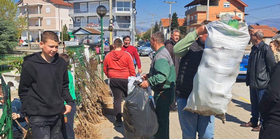 Општина Босилово подели 1.200 овошни садници на жителите кои селектираа пластични шишиња