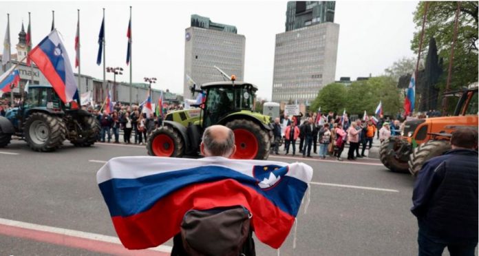 Земјоделците со трактори го блокираа словенечкиот парламент