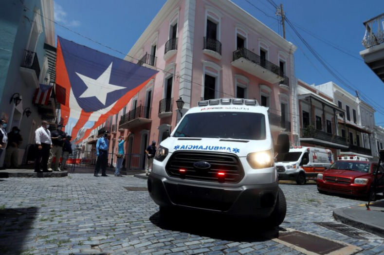Повреден во сообраќајна несреќа во Порторико избегал со возило на брза помош