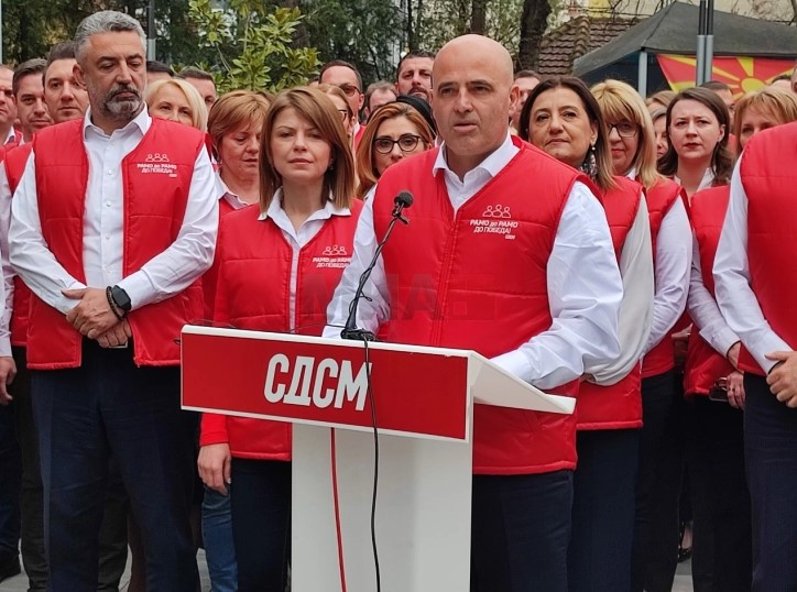 ВМРО ДПМНЕ: Елеци „Рамо до рамо“ додека народот го поминува денот со 150 денари