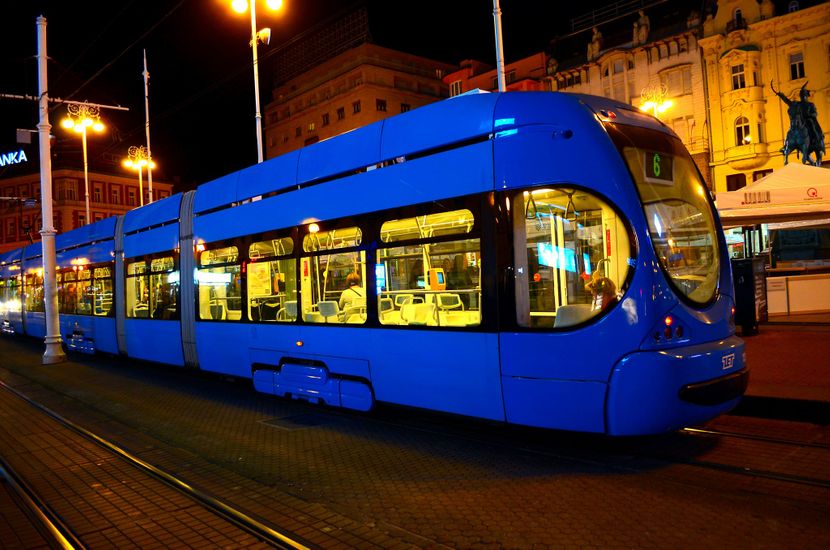 (ВИДЕО) Несекојдневна ситуација во Загреб: 19-годишник го украл трамвајот