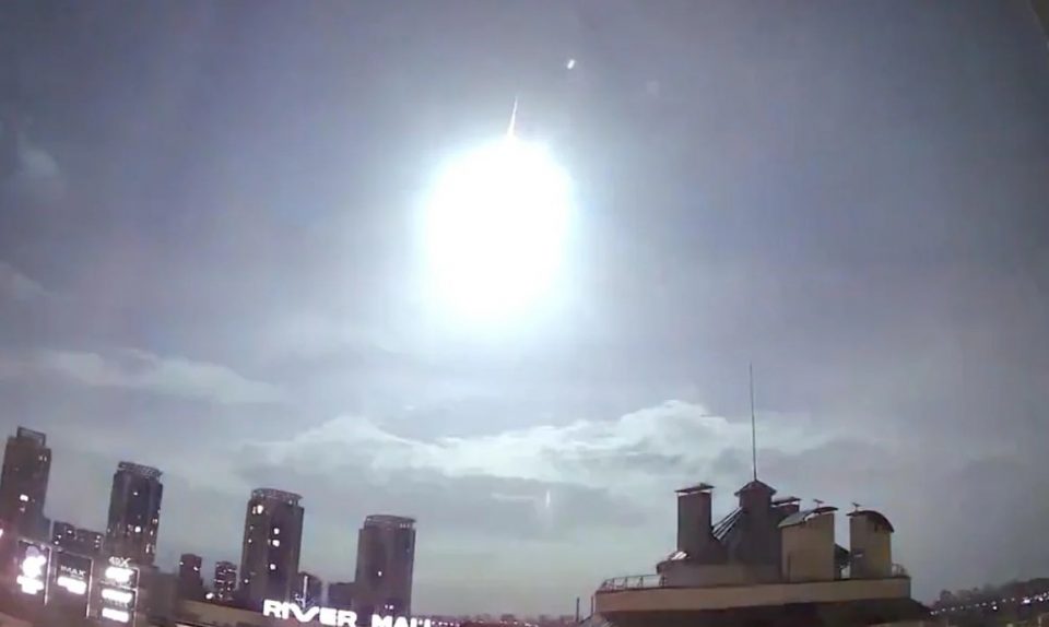 (ВИДЕО) Вонземјани, сателит или метеорит: Кој го осветли небото над Киев?