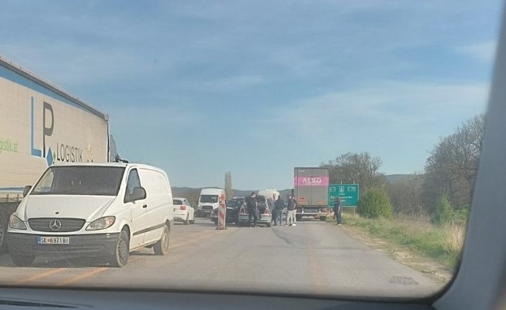 (ФОТО) Внимавајте: Сообраќајна несреќа на автопатот Скопје – Велес
