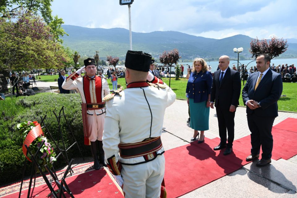 Владина делегација предводена од премиерот Ковачевски положи цвеќе на споменикот на светите Кирил и Методиј во Охрид