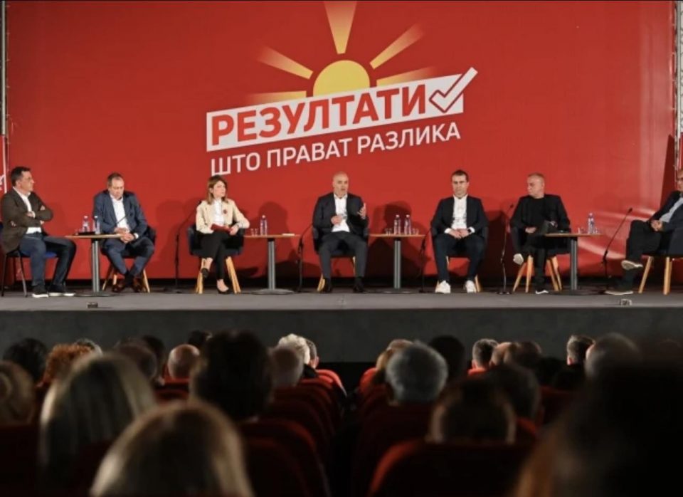 (ФОТО) СДСМ препишувачка, исчури „Рамо до рамо“- ја копираат ВМРО-ДПМНЕ