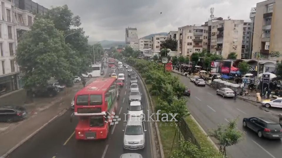 (ВИДЕО) Бит пазар непрооден за сообраќај, преголемата гужва направи хаос во Скопје