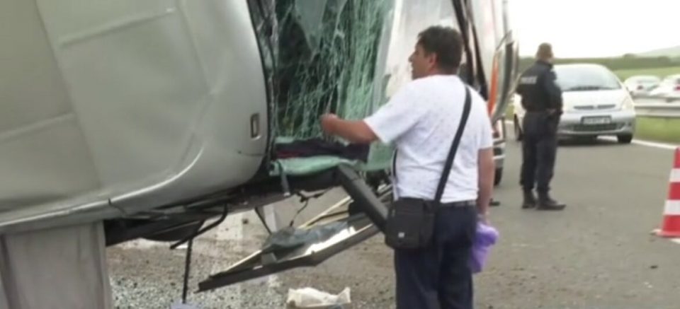 Се преврте автобус во Бургас, има повредени