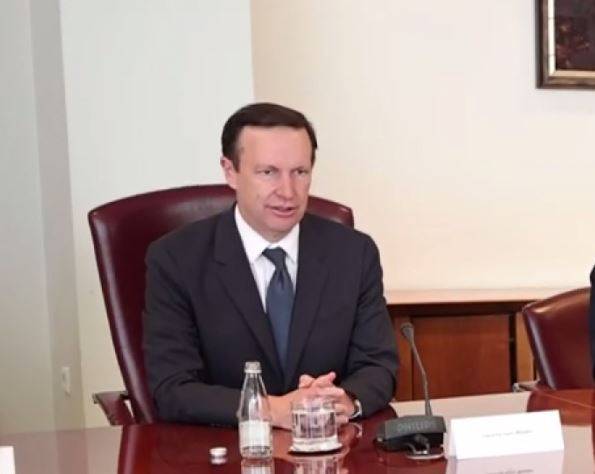 Македонија да ги спроведе техничките измени во уставот, порача американскиот сенатор Марфи
