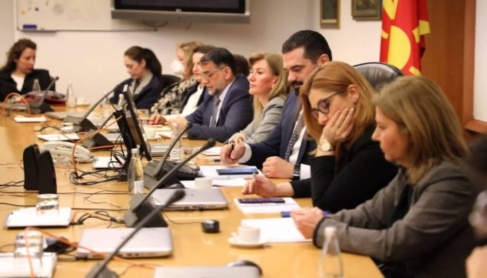 Комисијата за уставни измени на нова средба, ВМРО-ДПМНЕ обвинува дека подготвуваат бинационална држава, Ковачевски демантира