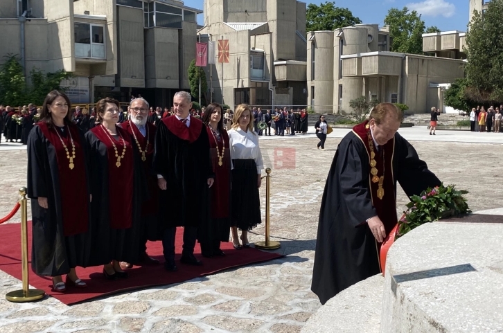Положено цвеќе на споменикот на светите Кирил и Методиј во универзитетскиот кампус во Скопје