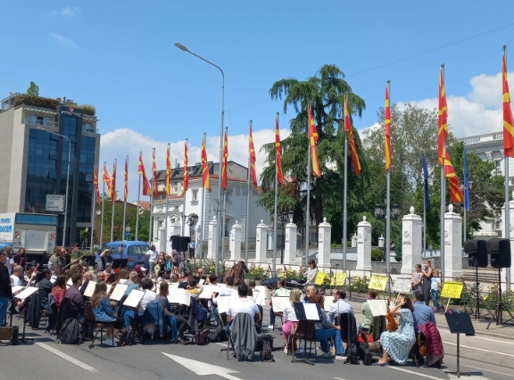Вработените во Филхармонија на протест пред Владата