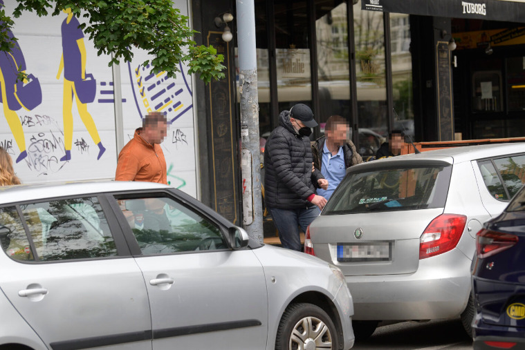 (ВИДЕО) Полицијата со трчање го стави во автомобил таткото на детето кое уби девет лица во Србија