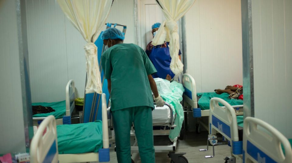 Болници во Картум се погодени додека суданските борби се интензивираат