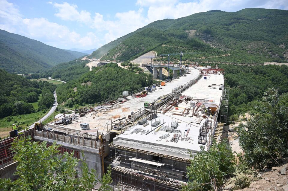 Од недостатоци во документацијата до предвремен почеток: Разбирање на блокадите што ја пролонгирале изградбата на автопатот Охрид-Кичево