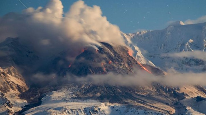 Ерупција на вулканот Етна, поради пепел прекинати летовите од Катанија