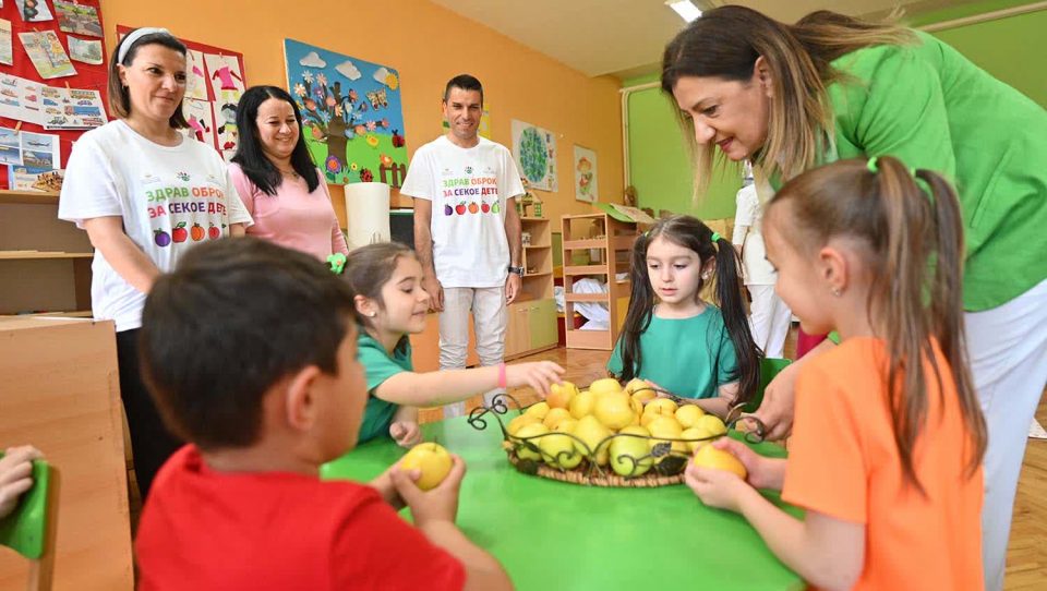 Децата од градинките еднаш неделно ќе добиваат по еден килограм свежо овошје