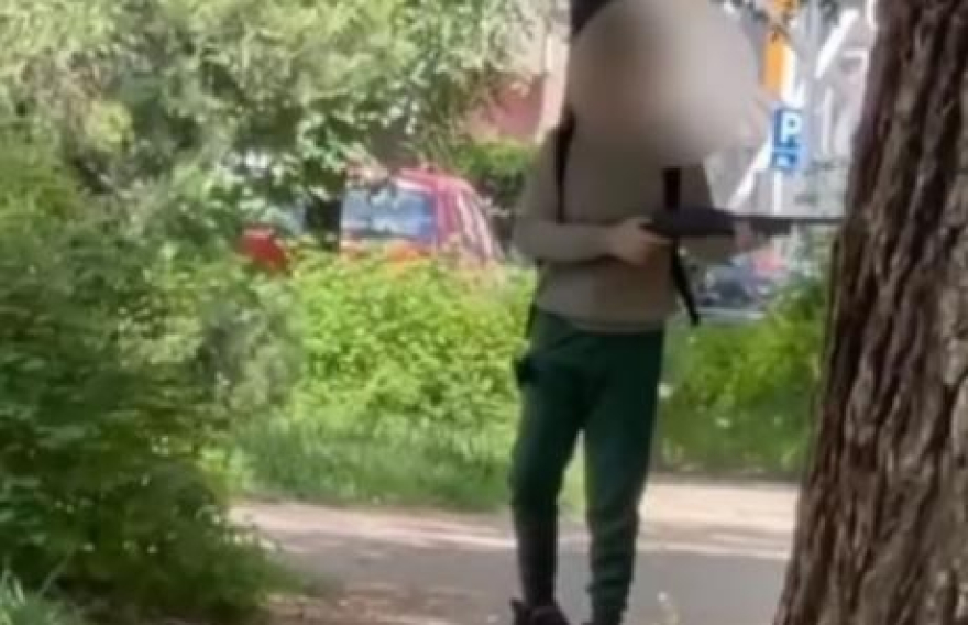 (ВИДЕО) Момче со пушка шета пред училиште во Нови Сад
