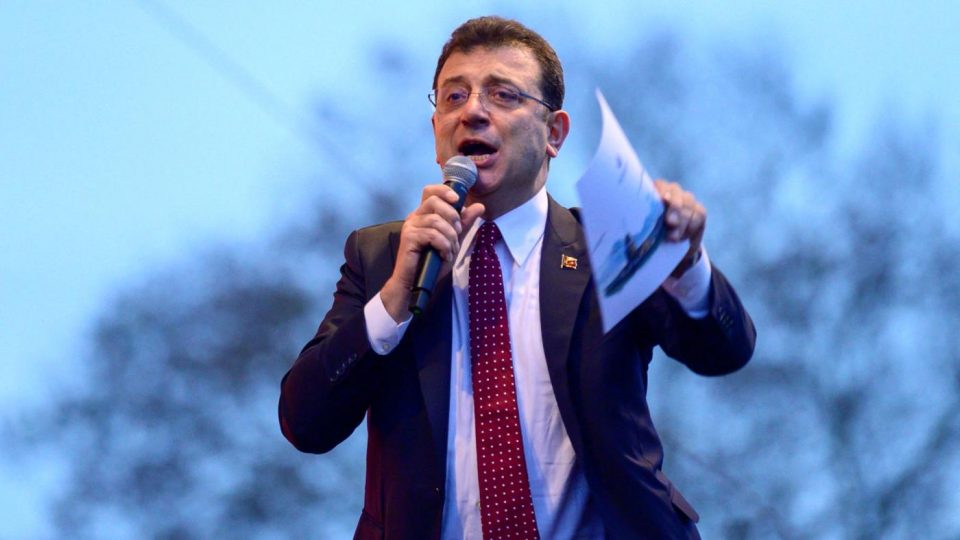 (ВИДЕО) Кандидатот за потпретседател на Турција гаѓан со камења за време на митингот