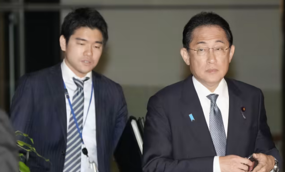 Јапонскиот премиер го опушти својот син од работа, се однесувал непримерно