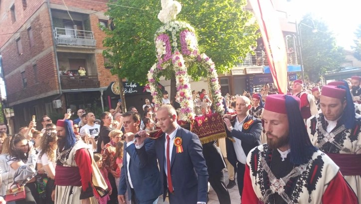 Радост на струшките улици, литијата со моштите на „Свети Георгиј Победоносец“ минува низ градот