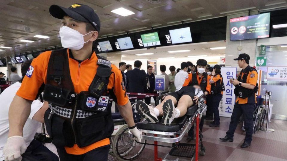 Хаос додека патник ја отворил вратата во лет на авион од Јужна Кореја