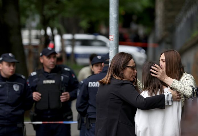 Последни информации по масакрот во Србија: Двајца ученици и професорка се опоравуваат, додека девојчето е во тешка состојба