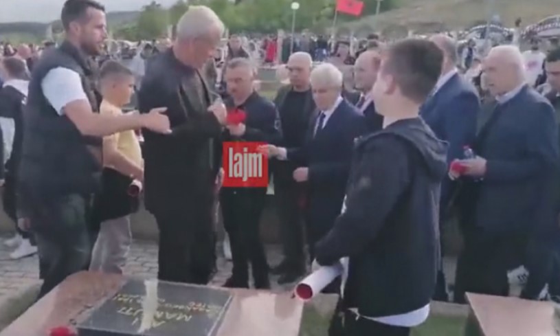 (ВИДЕО) Татко на загинат припадник на ОНА не го пушти Ахмети да положи цвеќе на гробот