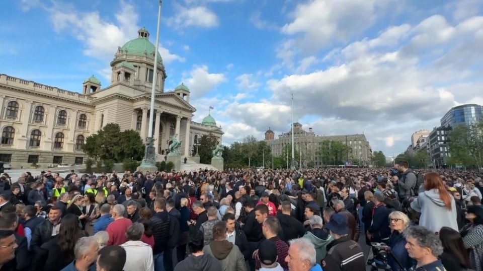 (ВИДЕО) 50.000 луѓе излегоа на протестот во Белград против насилството по двете масовни убиства во земјата