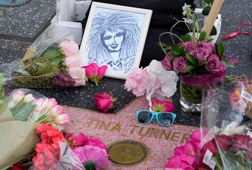 Фановите се збогуваат со рокенрол дивата Тина Тарнер: Тажна и трогателна снимка на Булеварот на славните во Холивуд