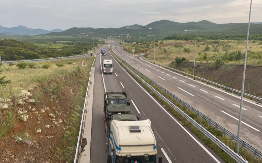 (ВИДЕО) Македонската армија се модернизира: Пристигнаа новите оклопни возила набавени од САД