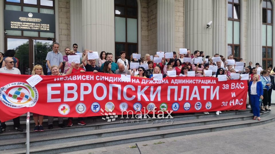 (ВИДЕО) „На работ од егзистенција сме“:  Судските работници излегоа на протест, си ги бараат парите