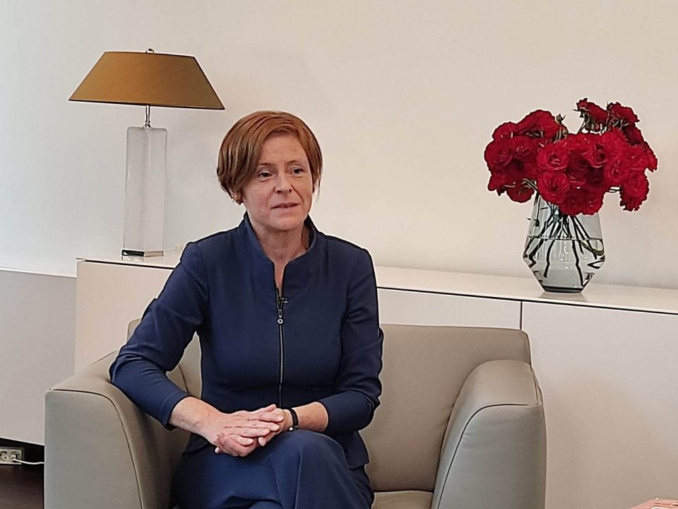 (ВИДЕО) Германската амбасадорка уверува: По уставните промени нема да има нови условувања за прием во ЕУ