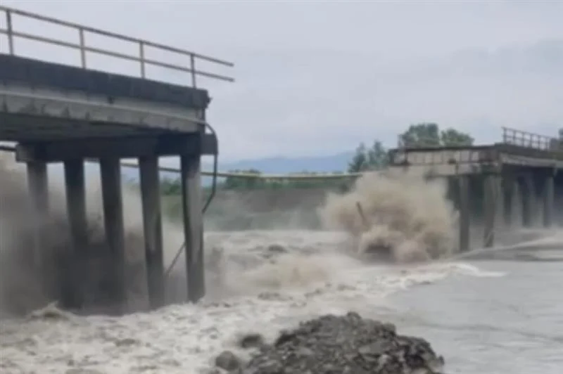 Поплави во Србија: Надојдените води однесоа мост на Западна Морава