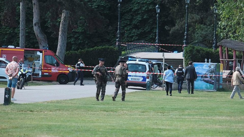 (ВИДЕО) Повредени шест деца при напад со нож во парк во Франција