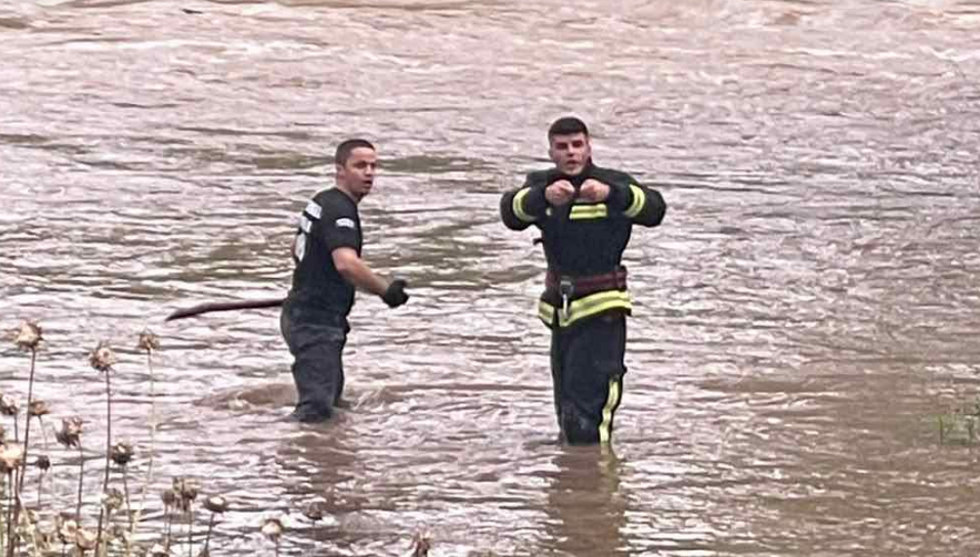 Возило со косовски таблички паднало во реката Лепенец – едно лице спасено, по три се трага