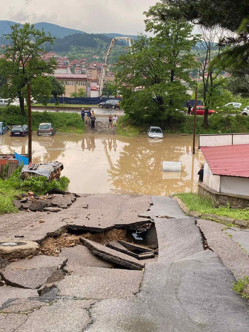 Продолжува испумпувањето на водата по вчерашното невреме во Делчево